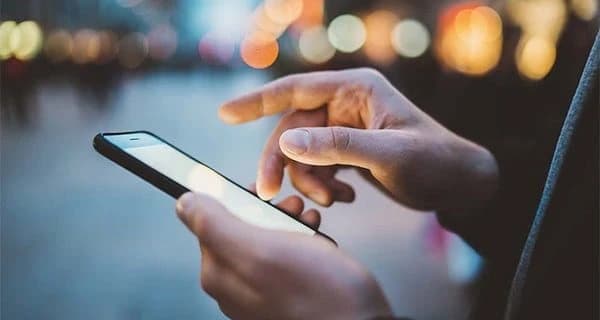 NOMOFOBİ: CEP TELEFONUNDAN UZAK KALMA KORKUSU GİDEREK YAYGINLAŞIYOR
