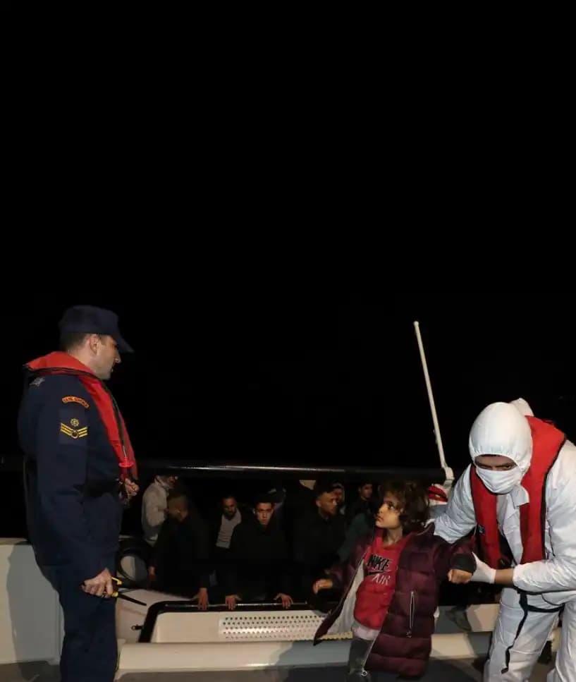 Çanakkale’nin Ayvacık ilçesi açıklarında Sahil Güvenlik Komutanlığı ekipleri tarafından, lastik bot içinde 27 kaçak göçmen yakalandı.