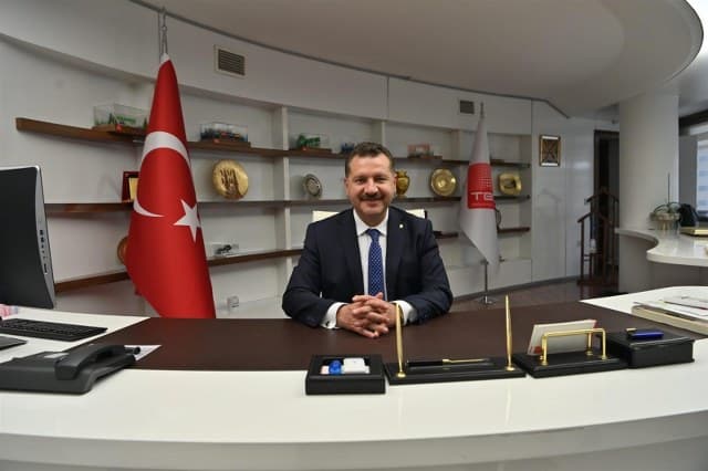 Balıkesir Büyükşehir Belediye Başkanı Yücel Yılmaz, Birleşmiş Kentler ve Yerel Yönetimler Dünya Teşkilatı Başkan Yardımcılığı ve Yönetim İçin Gelecek Paktı Elçiliği görevlerinin ardından Türkiye Belediyeler Birliği Başkanlığı'na seçildi. Başkan Yılmaz, koltuğu Gaziantep Belediye Başkanı Fatma Şahin'den devraldı.