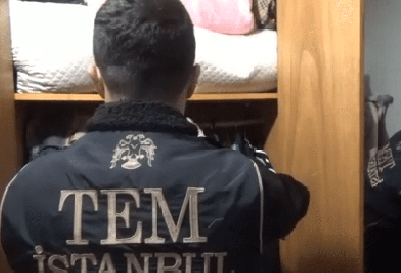 'Fetullahçı Terör Örgütü Paralel Devlet Yapılanması'na (FETÖ/PDY) yönelik yürütülen soruşturma çerçevesinde, örgütün gizli haberleşme programı ‘Signal’ üzerinden iletişim kuran 14 şüphelinin 10’u düzenlenen operasyonla yakalandı. Örgüt üyelerinden 9 bin 417 dolar, 152 bin TL ve yaklaşık 95 bin lira değerinde altın ele geçirildi. Alınan bilgilere göre, İstanbul Terörle Mücadele Müdürlüğü, FETÖ/PDY’nin güncel faaliyetlerinin devam ettiği istihbaratına ulaştı.