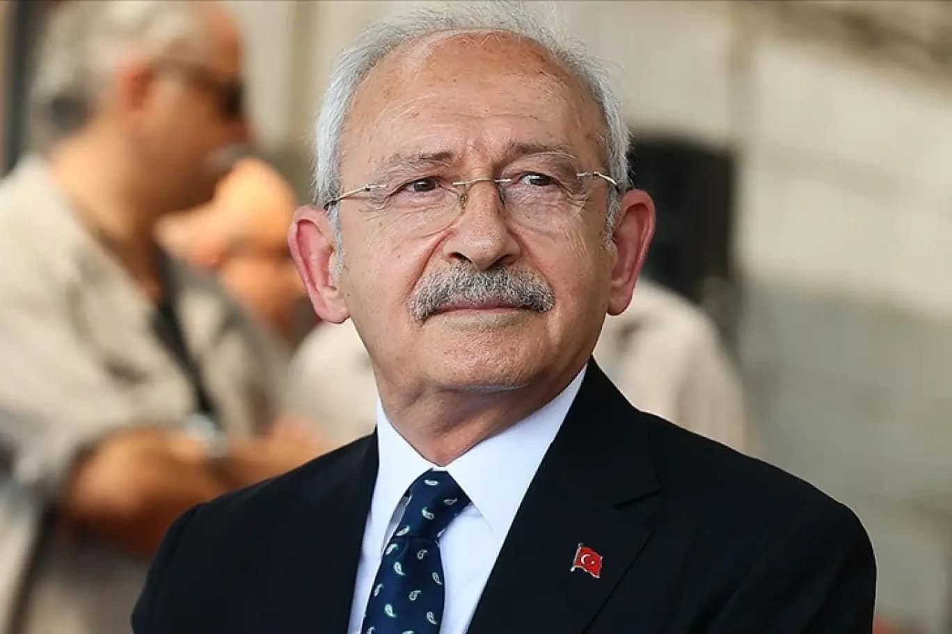 CHP Genel Başkanı ve Cumhurbaşkanı adayı Kemal Kılıçdaroğlu'ndan yeni bir Twitter mesajı geldi. Kılıçdaroğlu gençlere seslendiği mesajında, "Günün sonunda elimizde ne var? Dipsiz bir karanlık…" dedi. 1 eylül