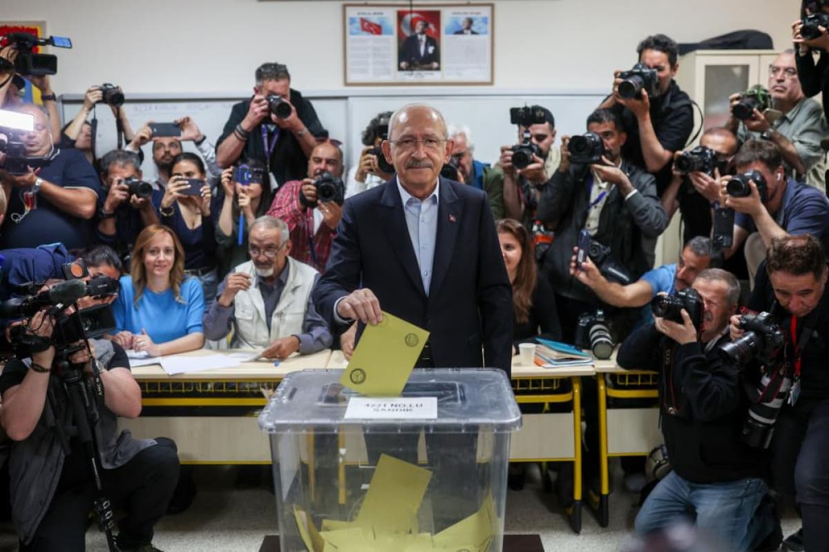 Cumhurbaşkanı adayı ve CHP Genel Başkanı Kemal Kılıçdaroğlu seçimlerin bitmesine bir buçuk saat kala Twitter hesabından henüz sandığa gitmemiş olan vatandaşlara seslendi.