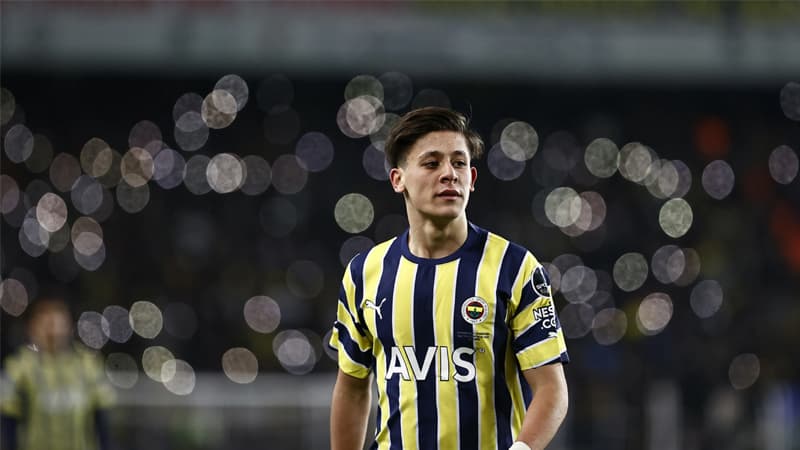 Geçtiğimiz sezon performansıyla dillerden düşmeyen Arda Güler'in Avrupa'dan gelen teklifleri değerlendirdiği söylenirken, taraftarlar sosyal medyada "#BiziBırakmaArdaGüler" etiketiyle genç futbolcuya seslendi.