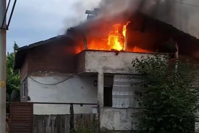 Karabük'te bir evin çatı katında bilinmeyen nedenle yangın çıktı. Yangın büyümeden söndürüldü.