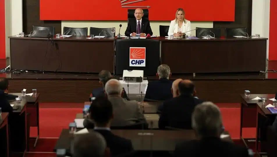 CHP Genel Başkanı Kemal Kılıçdaroğlu, dün partisinin il başkanlarıyla parti genel merkezinde bir toplantı gerçekleştirdi. Toplantının ardından bugün 81 il başkanı tarafından yapılan ortak açıklamada, "Değişimi, sağlayacak olan kişilerden ziyade fikirlerdir" ifadesine yer verildi.