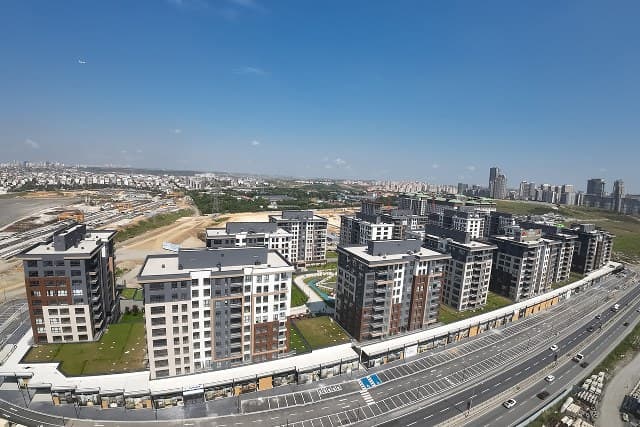 Taşınmaz satış sözleşmelerinin tapu müdürlüklerinin yanı sıra noterliklerde de yapılmasına yönelik uygulama ülke genelinde bugün başlayacak.