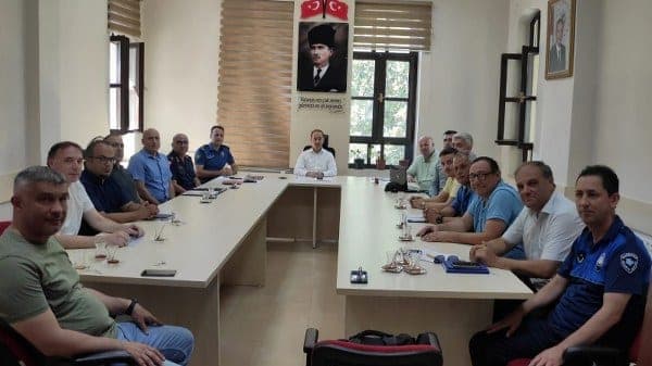 Balıkesir’in Bandırma ilçesinde 2023-2024 Süper Lig ve TFF 1. Lig Sezonu'nun başlaması öncesinde, Bandırma'da düzenlenecek spor müsabakaları için alınacak tedbirlerin ele alındığı ilçe spor güvenliği toplantısı, Bandırma Kaymakamlığı Toplantı Salonu'nda düzenlendi.