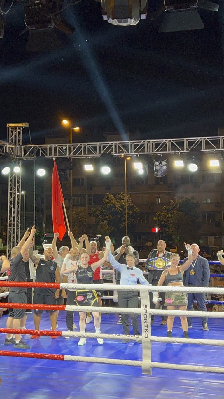 Türk kadın boksör Elif Nur Turhan, Makedonya’da düzenlenen WBF dünya şampiyonluk unvan maçında Arjantinli rakibi Edith Soladed Matthyssealt'i alt ederek dünya şampiyonu oldu.