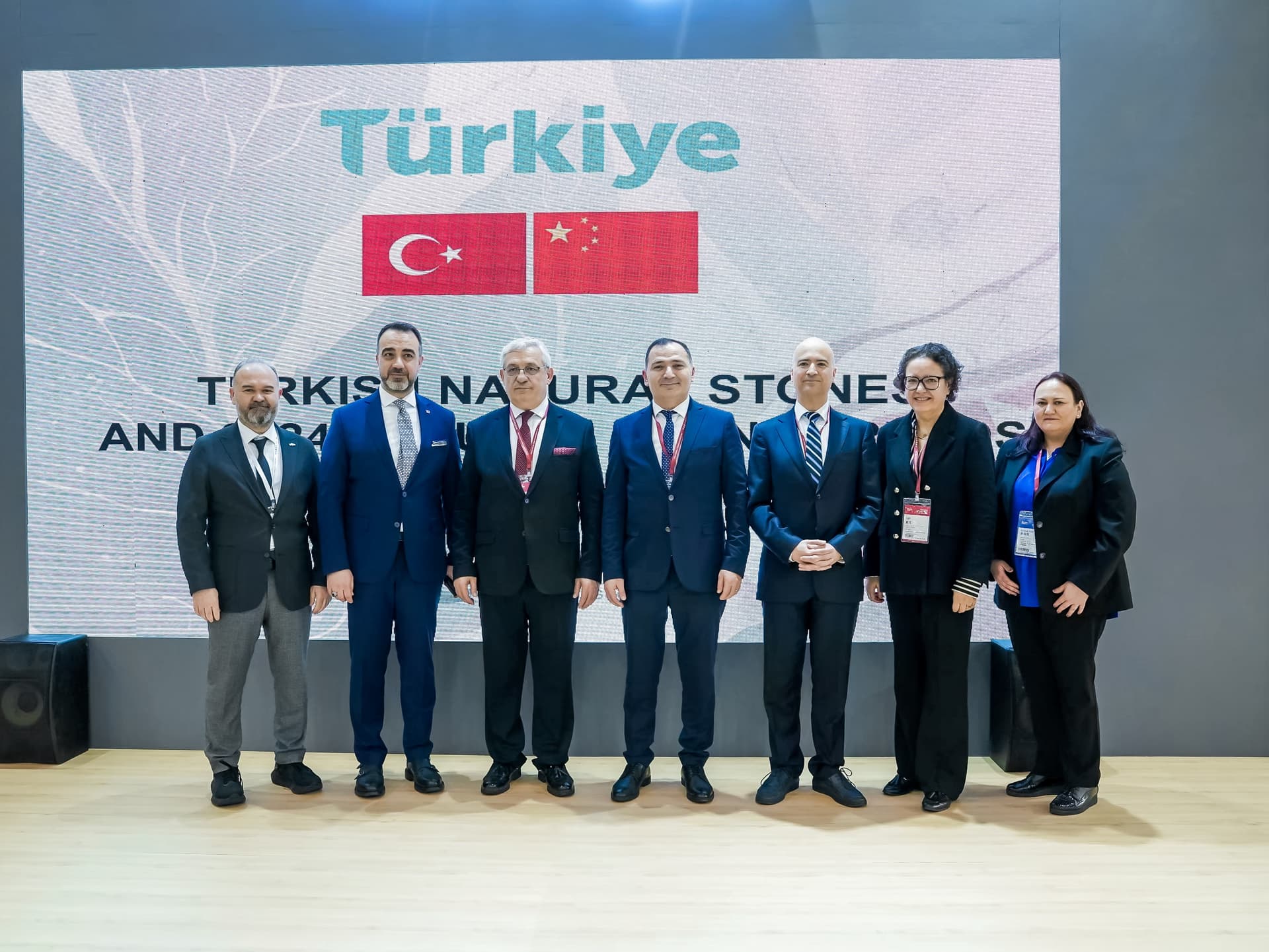 Türkiye'nin doğal taş sektörü, Çin'deki Xiamen Doğal Taş ve Teknolojileri Fuarı'nda dünyaya açıldı. Kabe'den Beyaz Saray'a, prestijli yapıları süsleyen ve dünyanın üçüncü büyük ihracatçısı olan Türk doğal taş sektörü, Çin Halk Cumhuriyeti'nde düzenlenen fuara 88 firma ile katıldı.