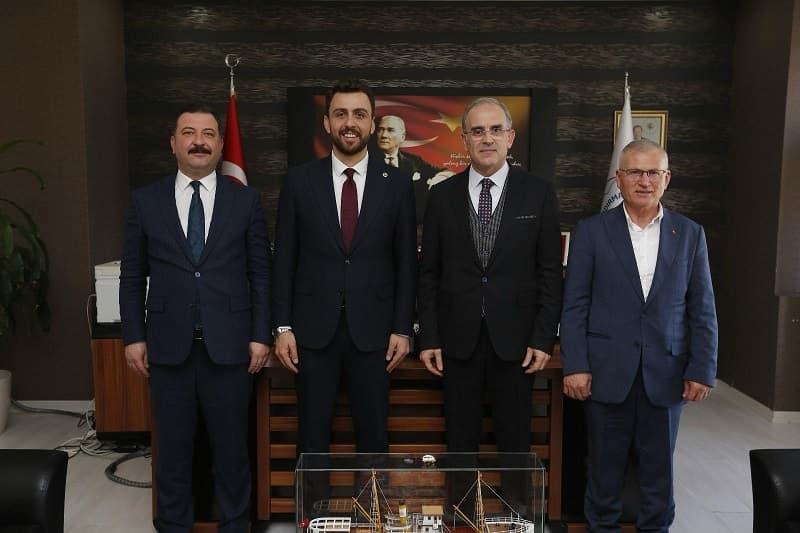 Susurluk Cumhur İttifakı MHP Belediye Başkan Adayı Fahrettin Şener, Bandırma Onyedi Eylül Üniversitesi Rektörü İsmail Boz'u makamında ziyaret etti.