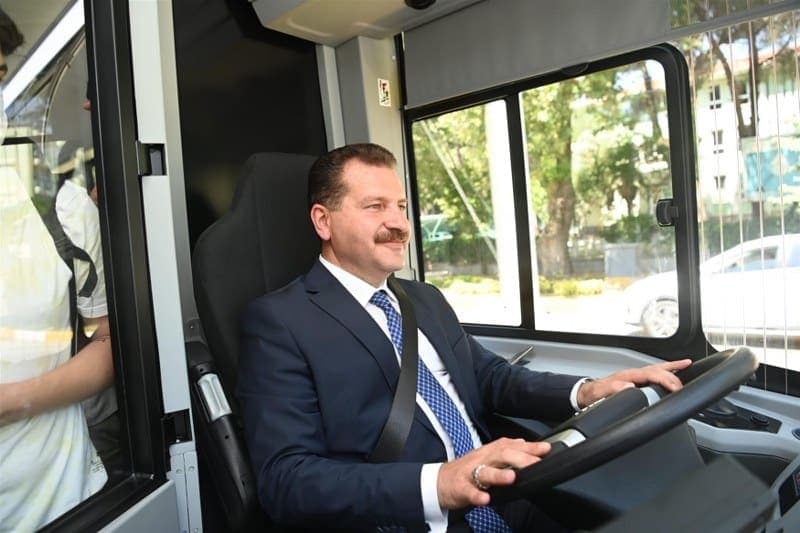 Öğretmenlere ve sağlık çalışanlarına ulaşım desteği veren Balıkesir Büyükşehir Belediye Başkanı Yücel Yılmaz, “Bitti mi bitmedi! Memur-Sen dedi ki ‘Bütün memur arkadaşlar yararlansın.’ Ona da tamam diyoruz” diyerek tüm memurlara ulaşım desteği sağladığını söyledi.