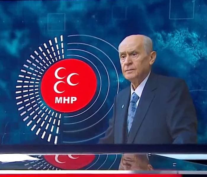 Cumhurbaşkanı Recep Tayyip Erdoğan'ın CHP lideri Özgür Özel ve Sinan Ateş'in eşi Ayşe Ateş ile bir araya gelmesi, ardından Adalet Bakanı Yılmaz Tunç'un Sinan Ateş cinayetiyle ilgili yaptığı açıklamalar, MHP'de ciddi bir rahatsızlık yarattı. MHP Genel Başkanı Devlet Bahçeli'nin sert açıklamaları ve AK Parti'nin "Yola devam" vurgusu, Cumhur İttifakı'nda gerilime yol açtı.