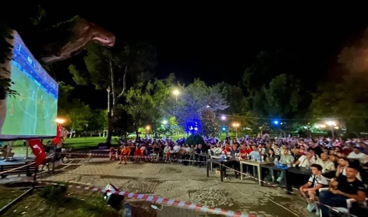 Susurluk, 2024 Avrupa Futbol Şampiyonası, Türkiye-Hollanda maçı, A Milli Takım, dev ekran, Atatürk Parkı, maç heyecanı, mağlubiyet, belediye başkanı, futbol coşkusu