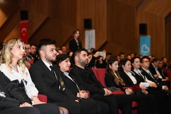 Gençler sordu Başkan Akın cevapladı