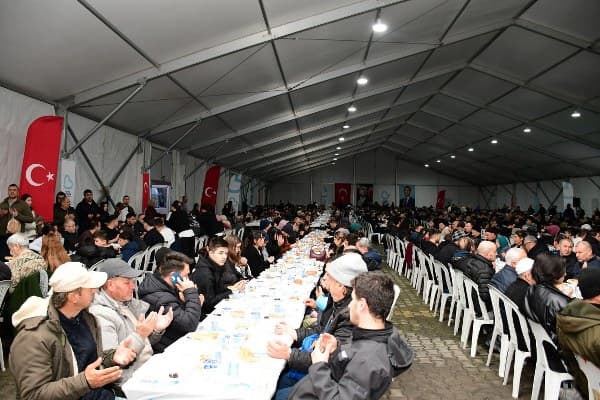 Büyükşehir ilk iftarını vatandaşlarla yaptı