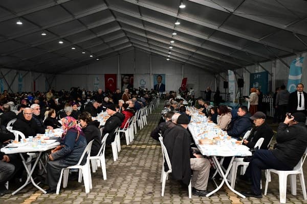 Büyükşehir ilk iftarını vatandaşlarla yaptı