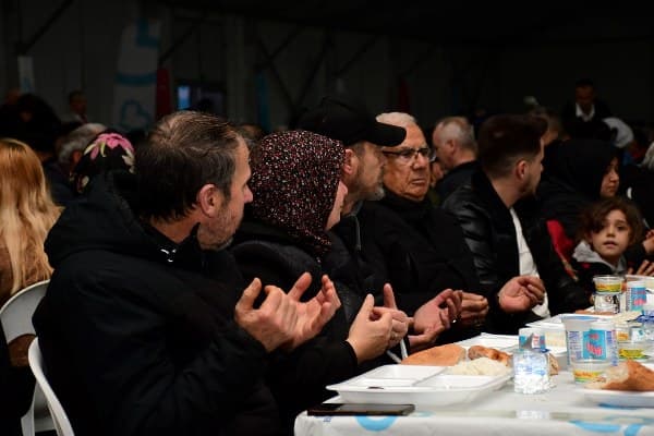 Büyükşehir ilk iftarını vatandaşlarla yaptı