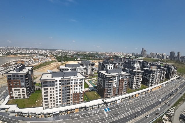 Taşınmaz satış sözleşmelerinin tapu müdürlüklerinin yanı sıra noterliklerde de yapılmasına yönelik uygulama ülke genelinde bugün başlayacak.