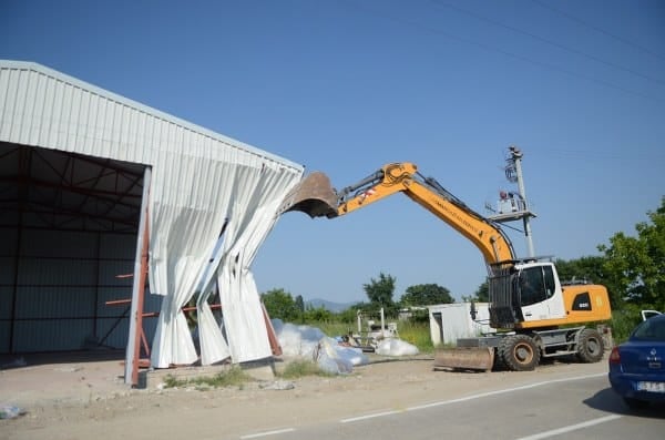 Osmangazi Belediyesi, verimli tarım arazilerini kaçak yapılarla tahrip etmek isteyenlere fırsat vermeyerek İsmetiye Mahallesi'nde ruhsatsız olarak inşa edilen bir yapının yıkımını gerçekleştirdi. Yıkım, meyve ağaçları arasına depo olarak kullanılmak üzere yapılan bu kaçak yapının ortadan kaldırılmasıyla sonuçlandı.