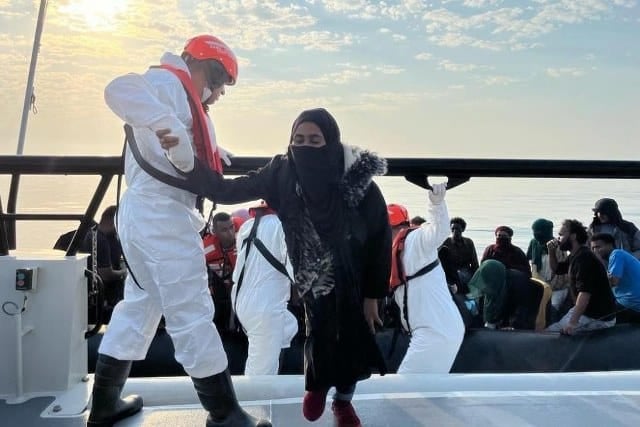 Yunanistan unsurlarının geri ittiği 136 düzensiz göçmen sahil güvenlik ekipleri tarafından İzmir açıklarında kurtarılırken, yasa dışı yollardan yurtdışına çıkmaya çalışan 29 göçmen ve 1 göçmen kaçakçısını da yakaladı.