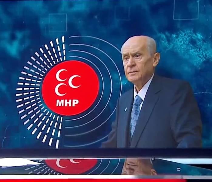 Cumhurbaşkanı Recep Tayyip Erdoğan'ın CHP lideri Özgür Özel ve Sinan Ateş'in eşi Ayşe Ateş ile bir araya gelmesi, ardından Adalet Bakanı Yılmaz Tunç'un Sinan Ateş cinayetiyle ilgili yaptığı açıklamalar, MHP'de ciddi bir rahatsızlık yarattı. MHP Genel Başkanı Devlet Bahçeli'nin sert açıklamaları ve AK Parti'nin "Yola devam" vurgusu, Cumhur İttifakı'nda gerilime yol açtı.