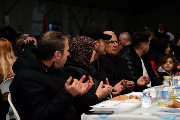 Büyükşehir ilk iftarını vatandaşlarla yaptı