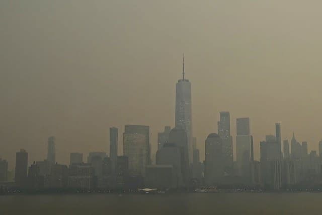Kanada'da meydana gelen orman yangınlarından kaynaklanan duman, etkisini ABD'nin New York şehrine kadar hissettirdi. Gökyüzü sarı renge bürünürken, kalp ve solunum rahatsızlığı olan kişilerin dışarı çıkmamaları tavsiye edildi.