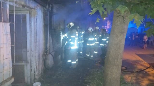 Balıkesir'in Bandırma ilçesinde bir dairede yangın çıktı. Gece saatlerinde çıkan yangın panik yarattı.