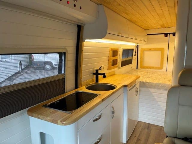 Türkiye’de karavan sektörü pandemiden sonra vites artırdı. Karavan son dönemde bir hobi olmaktan çıktı. Hem sıfırdan imalat hem de mevcut araç üzerinde dekorasyon ve tasarım yapılıyor.
