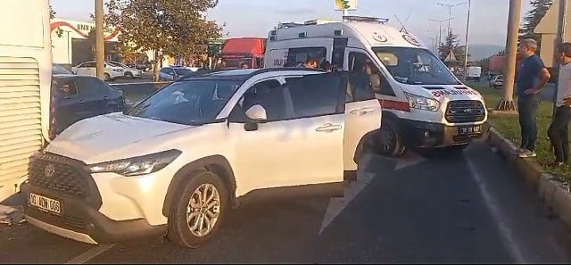 Balıkesir’in Edremit ilçesinde kırmızı ışıkta bekleyen otobüse otomobilin çarptığı kazada 1 kişi yaralandı.