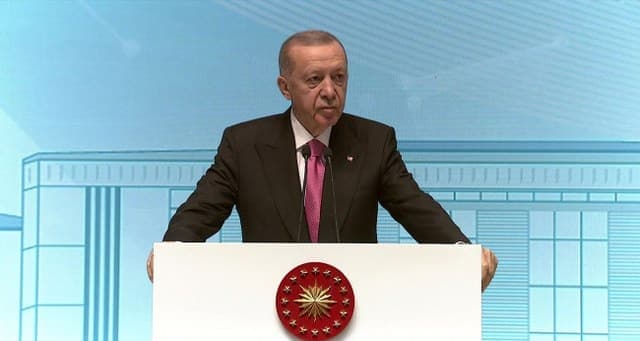 Cumhurbaşkanı Recep Tayyip Erdoğan, yeni anayasa çağrısını yineleyerek Prangaların sökülüp atılma vakti artık gelmiştir dedi.