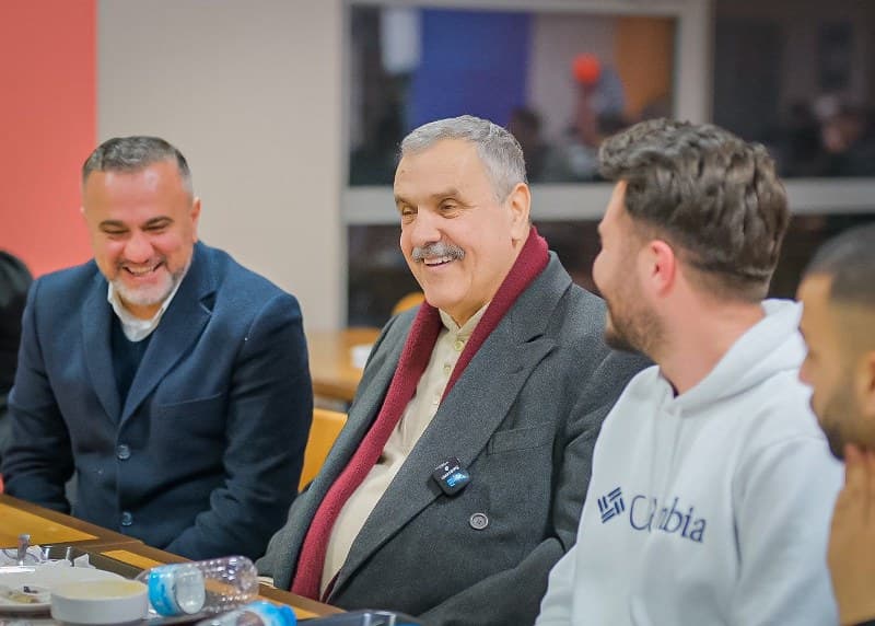 Bandırma Belediye Başkan Adayı M. Cemal Öztaylan, Ramazanın ilk gününde de aktif ziyaretlerine devam ediyor. Sahur ile ramazan programlarını başlatan Öztaylan, sahurda önce Bandırmalı gençler ve ardından pazartesi pazarı esnafıyla bir araya geldi.