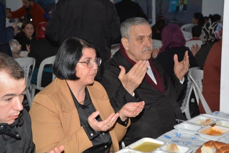 Bandırma Belediye Başkan Adayı M. Cemal Öztaylan, Ramazanın ilk gününde de aktif ziyaretlerine devam ediyor. Sahur ile ramazan programlarını başlatan Öztaylan, sahurda önce Bandırmalı gençler ve ardından pazartesi pazarı esnafıyla bir araya geldi.