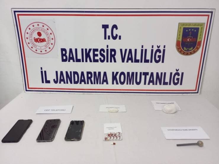 Susurluk'ta düzenlenen uyuşturucu operasyonunda, bir araç ve içerisinde bulunan şahısların üzerinde yapılan aramada sentetik uyuşturucu ele geçirildi. Üç şüpheli gözaltına alınarak haklarında soruşturma başlatıldı.