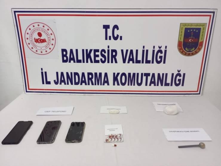 Susurluk'ta düzenlenen uyuşturucu operasyonunda, bir araç ve içerisinde bulunan şahısların üzerinde yapılan aramada sentetik uyuşturucu ele geçirildi. Üç şüpheli gözaltına alınarak haklarında soruşturma başlatıldı.