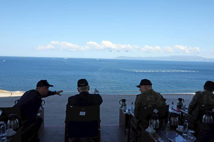 Millî Savunma Bakanı Yaşar Güler, beraberinde Genelkurmay Başkanı Orgeneral Metin Gürak, Deniz Kuvvetleri Komutanı Oramiral Ercüment Tatlıoğlu, Kara Kuvvetleri Komutanı Orgeneral Selçuk Bayraktaroğlu ve Hava Kuvvetleri Komutanı Orgeneral Ziya Cemal Kadıoğlu ile birlikte İzmir’de başarıyla devam eden EFES-2024 Tatbikatı’nın gündüz safhasını takip etti.