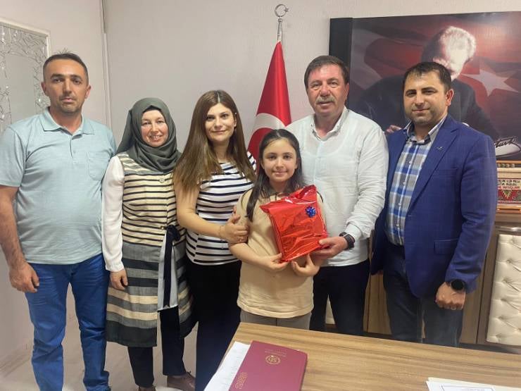 Susurluk İmam Hatip Ortaokulu Öğrencisi Feyza Güngör Türkiye Birincisi Oldu
