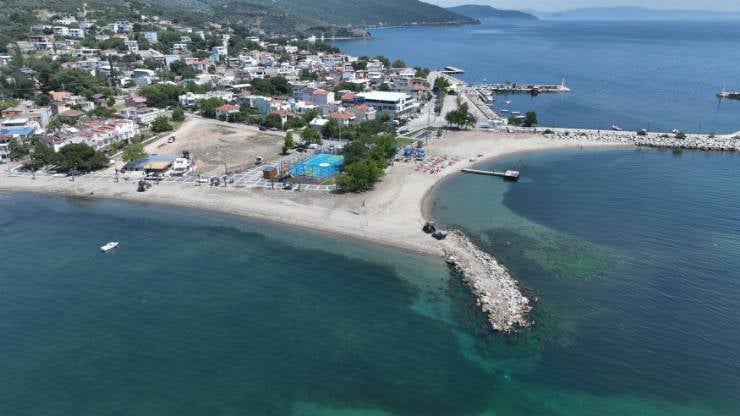 Plaj Hazırlıkları ve Çalışmalar Balıkesir'in eşsiz sahillerini yaz sezonu için hazır hale getiren Balıkesir Büyükşehir Belediyesi, şu çalışmaları gerçekleştirdi: Kum Eleme: Plaj kumlarının temizlenmesi ve elenmesi. Çevre Temizliği: Yabani otların temizlenmesi ve genel çevre düzenlemesi. İskele ve Üniteler: İskelelerin, soyunma kabinlerinin, duş ünitelerinin ve tuvaletlerin kurulumu.