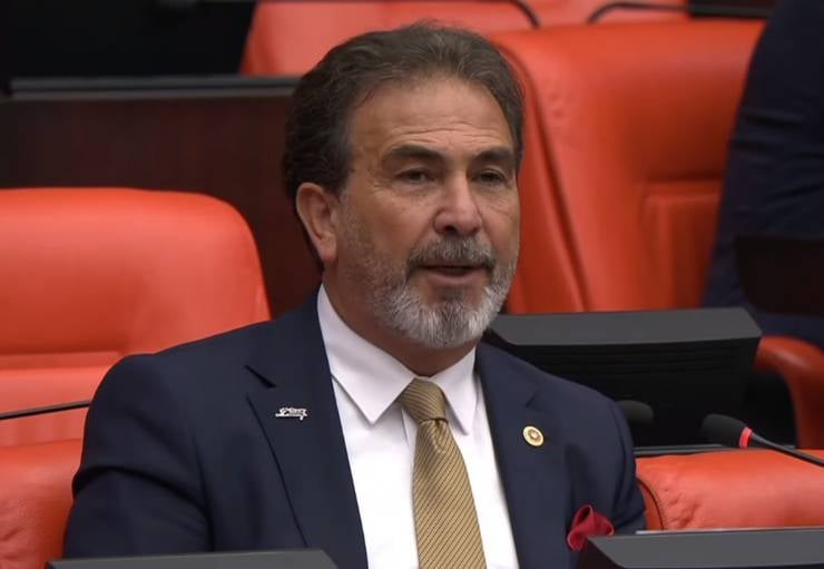Yeniden Refah Partisi Genel Başkan Yardımcısı ve Kocaeli Milletvekili Mehmet Aşıla, Karbon Ayak İzi Vergisi'ni küresel sermayenin ulus devletlere dayattığı bir kölelik sistemi olarak nitelendirdi. Aşıla, bu verginin halk üzerinde baskı oluşturduğunu ve kabul edilemez olduğunu belirtti.