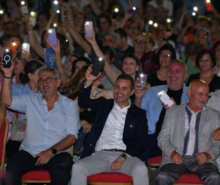 Balıkesir Büyükşehir Belediyesi, Kuvayı Milliye Destanı’nın şairi Nazım Hikmet’i, gündüz ayrı gece ayrı olarak düzenlediği programlarla andı. Gündüz, Nazım Hikmet Belgeselinin yönetmeni Nebil Özgentürk’ün de konuk olduğu Halk TV’de Serhan Asker’in sunumuyla yayınlanan “Görkemli Hatıralar” programında Nazım’ı anan Büyükşehir Belediyesi, gece ise sevilen ses ve tiyatro sanatçısı Zuhal Olcay’ın muhteşem konseriyle anmaya devam etti.