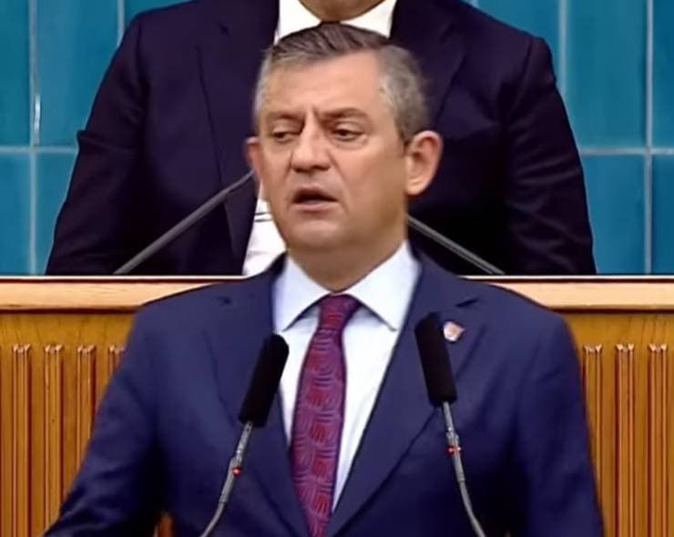 CHP Genel Başkanı Özgür Özel, Anayasa Mahkemesi'nin Cumhurbaşkanı'nın rektör atama yetkisini iptal etmesi üzerine yaptığı konuşmada, bu kararı sert bir şekilde eleştirdi. Özel, "Bugünden itibaren Türkiye Cumhuriyeti Devleti'nin kolon ve kirişleri kesilmiştir." ifadelerini kullanarak, devletin hukuksuzlukla yönetildiğini vurguladı.