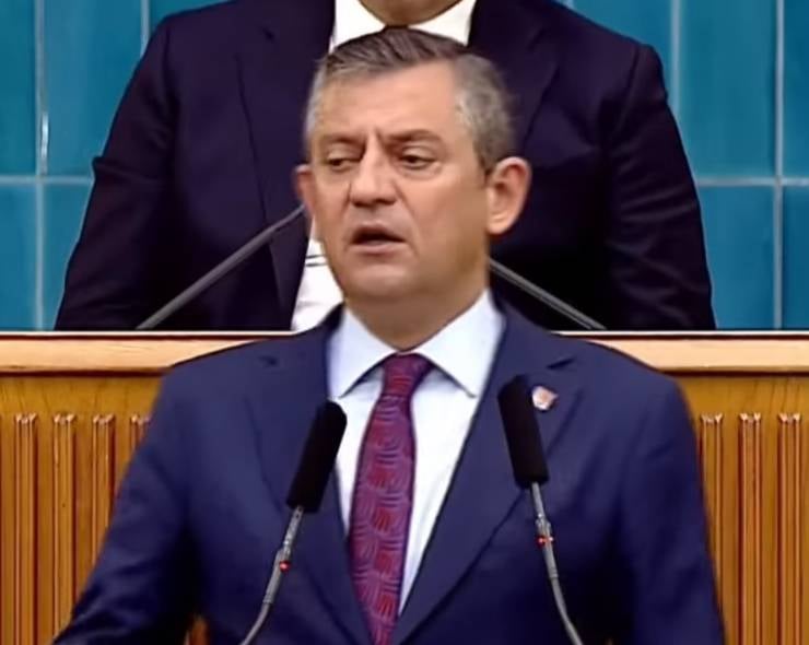 CHP Genel Başkanı Özgür Özel, Anayasa Mahkemesi'nin Cumhurbaşkanı'nın rektör atama yetkisini iptal etmesi üzerine yaptığı konuşmada, bu kararı sert bir şekilde eleştirdi. Özel, "Bugünden itibaren Türkiye Cumhuriyeti Devleti'nin kolon ve kirişleri kesilmiştir." ifadelerini kullanarak, devletin hukuksuzlukla yönetildiğini vurguladı.