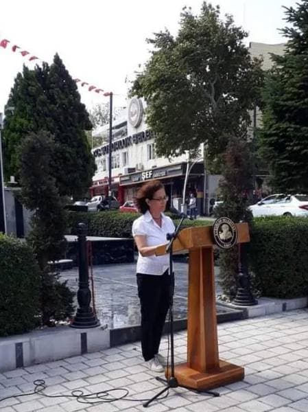CHP, tarafından eğitim alanında yaşanan sorunlara dikkat çekmek amacıyla Anıt Park’ta halka açık olarak gerçekleştirilen 24 saatlik Eğitim Maratonu geçtiğimiz günlerde son buldu. Gerçekleştirilen bu eğitim maratonuna Susurluk Cumhuriyet Halk Partisin ’den destek geldi. Susurluk CHP İlçe Başkanı Sema Acar Atatürk Meydanı'nda düzenlenen basın açıklamasında sonuçlar hakkında bilgi paylaştı.