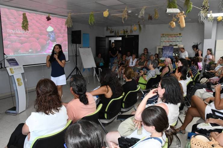 Balıkesir 5. Aromaterapi Festivali'nde düzenlenen “Tarih Boyu Tütsü ile Tedavi” semineri büyük ilgi topladı. Dr. Rana Babaç Çelebi, tütsünün kadim tıp hekimleri tarafından nasıl kullanıldığını anlattı.