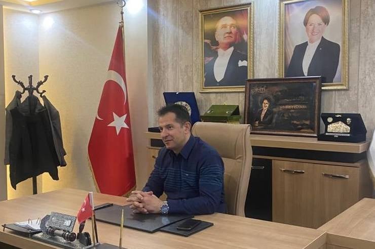 Volkan Karasu'dan AKP'ye Sert Eleştiri İYİ Parti Sivas İl Başkanı Volkan Karasu, basın toplantısında ülkenin güncel siyasi ve demografik sorunlarına dikkat çekti. Karasu, AKP'nin bir "proje partisi" olduğunu ve Türkiye'ye ihanet ettiğini öne sürdü. Mevcut politikaların ülkenin geleceğini tehdit ettiğini vurgulayan Karasu, halkın desteğiyle bu tehlikeli gidişatı durduracaklarını belirtti. Suriyeli Mültecilerin Üreme Oranı ve Tehlikeleri Karasu, Suriyelilerin üreme oranının %5 olduğunu ve bu oranın Türkiye'nin geleceği için ciddi tehlikeler arz ettiğini ifade etti. "Çok yakında sokaklarda her üç kişiden biri mülteci olacak. Bu durum, ülkemizin demografik yapısını ciddi şekilde değiştirecek ve toplumsal huzuru bozacaktır" dedi. AKP'nin ve menfaatçi küçük ortaklarının izlediği bu politika, ülkemizin geleceğini tehlikeye atmaktadır" şeklinde konuştu. AKP ve Ortaklarından Kurtulma Zamanı Volkan Karasu, Türkiye'nin bu tehlikeli gidişatını durdurmak için bir an önce AKP ve küçük ortaklarından kurtulması gerektiğini belirtti. "Biz İYİ Parti olarak, ülkemizin geleceği için mücadele ediyoruz. Türkiye'nin refahı, huzuru ve güvenliği için AKP'nin ve ona destek veren küçük ortaklarının politikalarına dur demeliyiz" dedi. Karasu, halkın desteğiyle bu hedefe ulaşacaklarına inandığını vurguladı. Gelecek Nesiller İçin Mücadele Karasu, "Gelecek nesillerimize yaşanabilir bir Türkiye bırakmak için, halkımızın desteği ve ortak çabasıyla bu mücadeleyi kazanacağız" dedi. Türkiye'nin geleceğini korumak için halkı bilinçli olmaya ve İYİ Parti'nin mücadelesine destek vermeye çağırdı. Türkiye'nin Demografik Yapısı ve Toplumsal Huzur Karasu, ülkenin demografik yapısının değişmesinin toplumsal huzuru bozacağını ifade etti. "AKP ve küçük ortaklarının izlediği politikalar, Türkiye'nin toplumsal yapısını tehlikeye atmaktadır. Biz İYİ Parti olarak, bu duruma dur demek için kararlıyız" dedi. İYİ Parti'nin Politikaları ve Çözümleri İYİ Parti'nin Türkiye'nin refahı, huzuru ve güvenliği için çalıştığını belirten Karasu, "Halkımızın desteğiyle bu hedefe ulaşacağımıza inanıyoruz. Ülkemizin geleceği için mücadelemizi sürdüreceğiz" şeklinde konuştu. Karasu, İYİ Parti'nin politikalarının Türkiye'nin geleceğini koruyacağını ve halkın desteğiyle bu mücadelenin kazanılacağını vurguladı.
