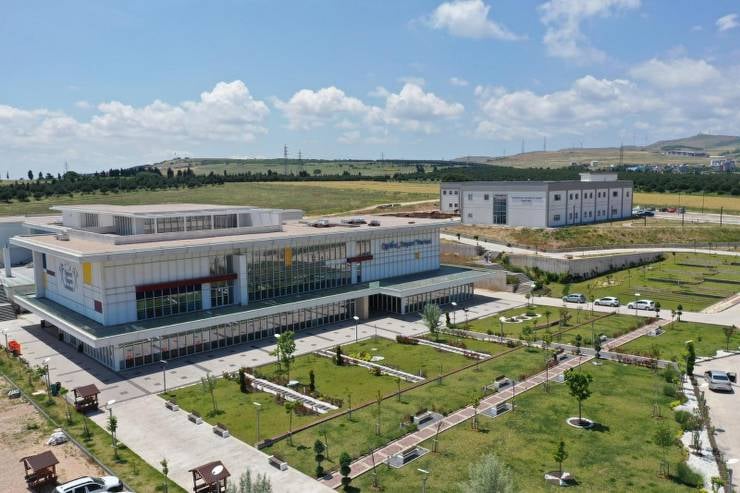 Bandırma Onyedi Eylül Üniversitesi, tüm yerleşkelerinde "Dumansız Kampüs" uygulamasını başlattı. Kararın amacı, öğrenci ve personelin sağlığını korumak ve çevreye duyarlı bir nesil yetiştirmek.