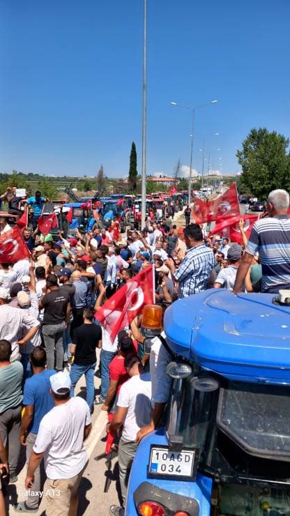 Balıkesir'in Bandırma ilçesine bağlı Aksakal Mahallesi'nde çiftçiler, ürünlerinin düşük fiyatlarla alındığı ve masraflarını karşılayamadıkları gerekçesiyle Bandırma-Balıkesir Karayolu'nda eylem yaptı. Çiftçiler, salça ihracatına getirilen kota nedeniyle fabrikaların sözleşme şartlarını yerine getirmediğini belirtti.