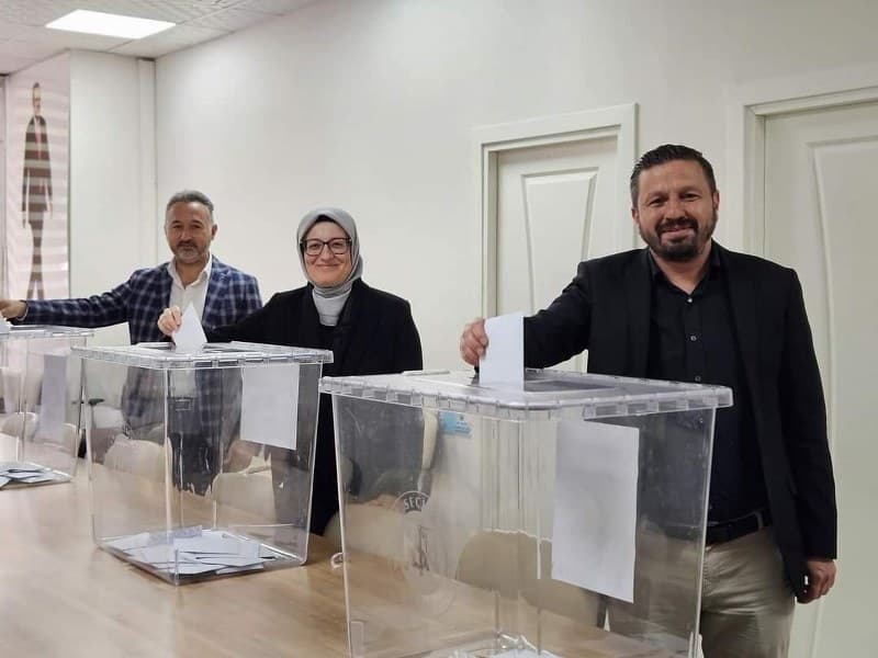AK Parti, delege seçimleri, Balıkesir, Belgin Uygur, Mehmet Aydemir, Altıeylül, 8. Büyük Olağan Kongre, parti içi demokrasi, ilçe kongreleri