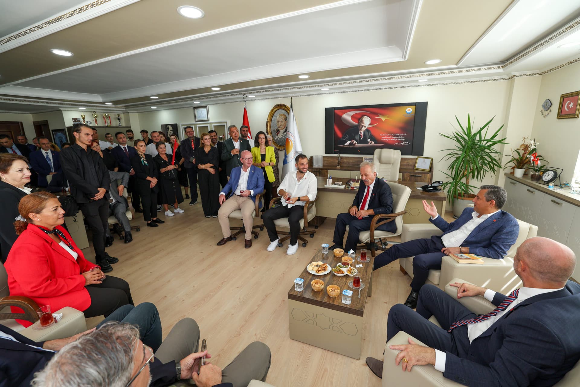 Balıkesir Avşa Adası Meydanı’nda yurttaşlara seslenen Özel, “Bugün Marmara Adası Cumhuriyet Halk Partisi’nin 31 Mart seçimlerinde yüzde 60 oyla seçildiği, belediye başkanının, Ada’yı bilen Ada’nın sorunlarını bilen, genç, çalışkan, mütevazı belediye başkanının sizlerin desteğiyle önce adaylaştığı sonra belediye başkanı olarak rekor oyla seçildiği bir süreci tamamladık. Biraz önce kendisini ziyaret ettim. Orada belediyenin önünde konuştuk, bir kez daha burada her birinize Cumhuriyet Halk Partisi’ne duyduğunuz güven, adayımıza verdiğiniz destek ve yüzde 60’lık tarihi rekor için ayrı ayrı teşekkür ediyorum. Sağ olun, var olun” dedi. Özel şöyle devam etti: