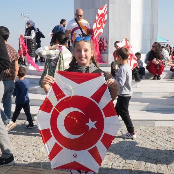 Balıkesir’de Cumhuriyetin 101. yılı etkinlikleri kapsamında düzenlenen “101. Yılda 1010 Uçurtma Şenliği”nde ay yıldızlı binlerce uçurtma gökyüzünü süsledi. Balıkesir Büyükşehir Belediyesi tarafından düzenlenen ve katılımın yoğun olduğu etkinlikte 7’den 70’e herkes doyasıya eğlendi.